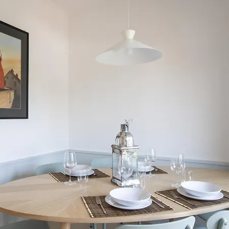 Bright Modern Flat In Centre 아파트 *