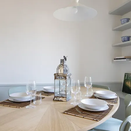 Bright Modern Flat In Centre 아파트