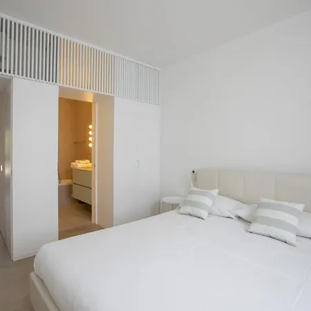 Bright Modern Flat In Centre 아파트